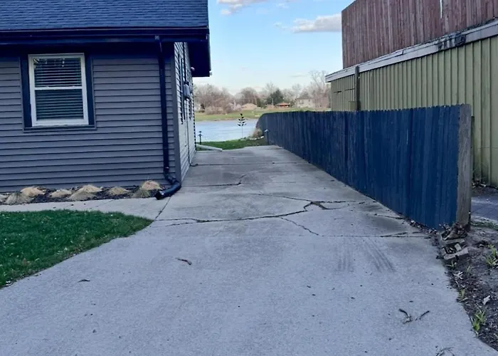 Waterfront With Arcade, Massagechair, Firepit, Infinity Game Table Holiday home Rockford