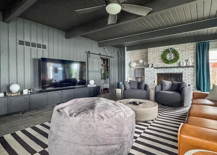 Waterfront With Arcade, Massagechair, Firepit, Infinity Game Table Holiday home *