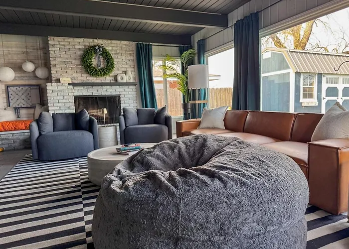 Waterfront With Arcade, Massagechair, Firepit, Infinity Game Table * Rockford