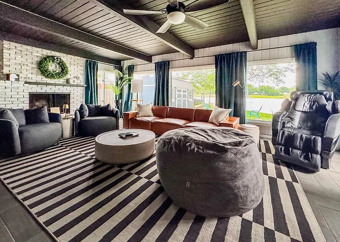 Waterfront With Arcade, Massagechair, Firepit, Infinity Game Table Holiday home *