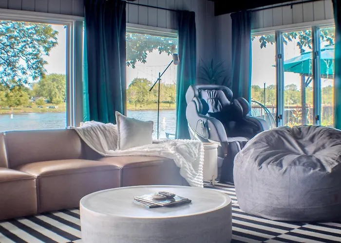 Waterfront With Arcade, Massagechair, Firepit, Infinity Game Table Holiday home Rockford