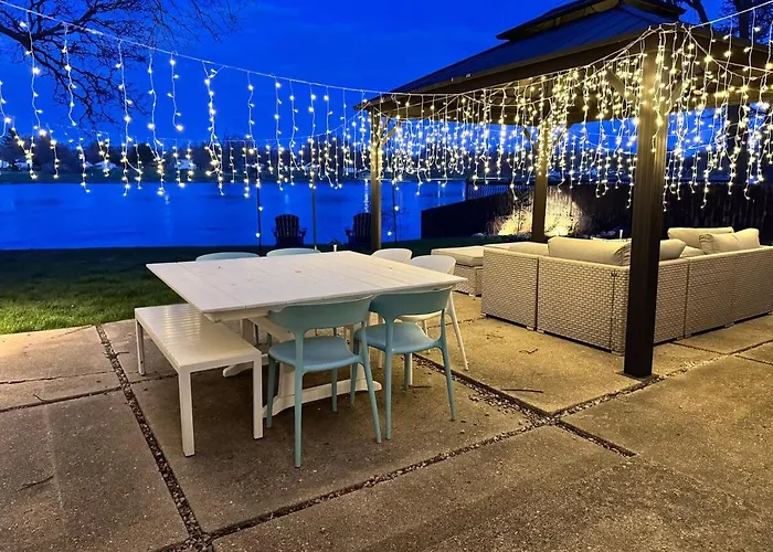 Waterfront With Arcade, Massagechair, Firepit, Infinity Game Table Holiday home *