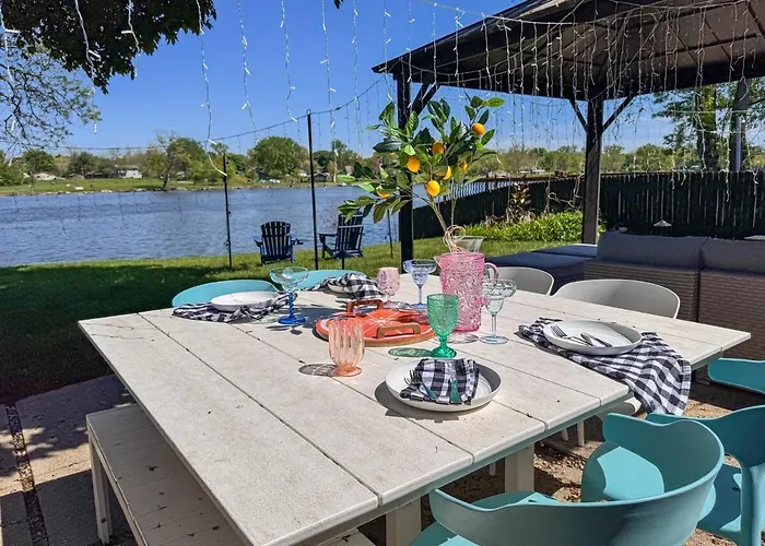 Waterfront With Arcade, Massagechair, Firepit, Infinity Game Table Holiday home Rockford
