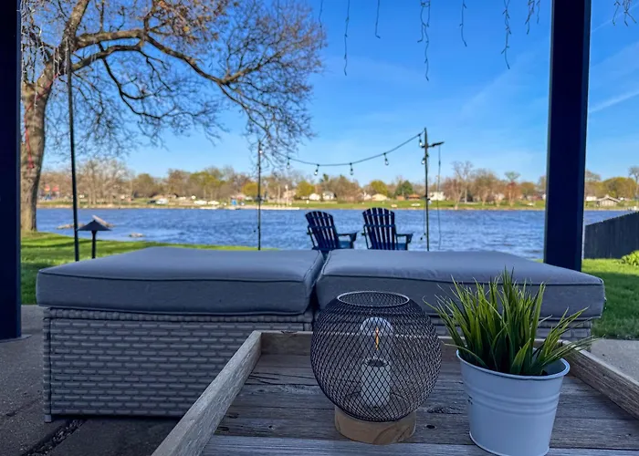 Waterfront With Arcade, Massagechair, Firepit, Infinity Game Table Holiday home