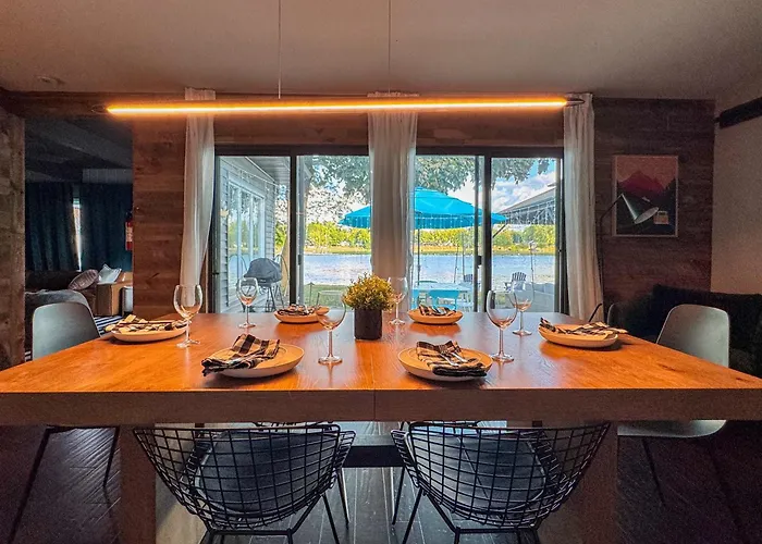 Waterfront With Arcade, Massagechair, Firepit, Infinity Game Table Holiday home
