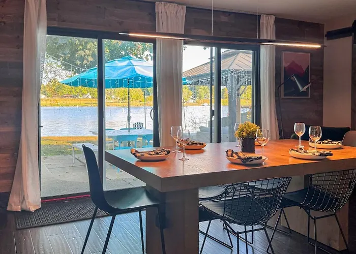 Holiday home Waterfront With Arcade, Massagechair, Firepit, Infinity Game Table *